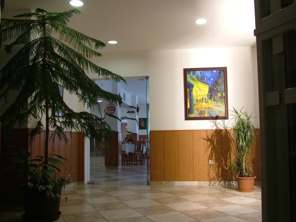 Hôtel Pontis à Biatorbágy Extérieur photo