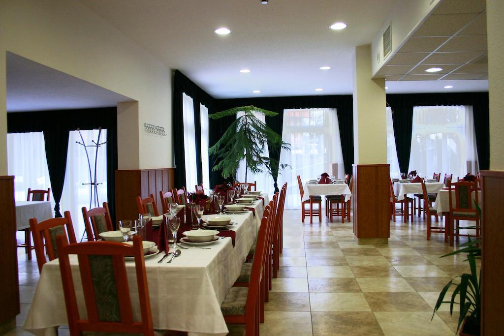 Hôtel Pontis à Biatorbágy Extérieur photo