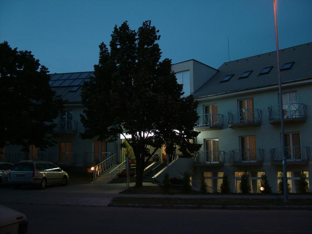Hôtel Pontis à Biatorbágy Extérieur photo