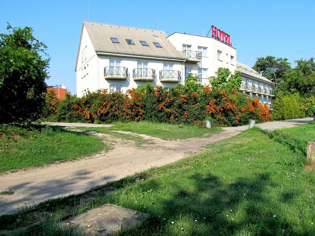 Hôtel Pontis à Biatorbágy Extérieur photo